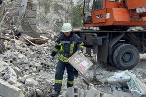 Запоріжжя: рятувальник несе ікону, яку викинуло ударною хвилею