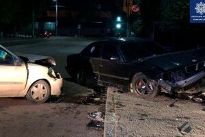 У Луцьку водій BMW виїхав на зустрічну смугу, спричинив ДТП й утік (Фото)