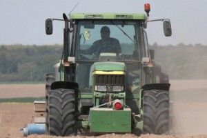 Броня є, а трактористів бракує: як волинські аграрії виживають в умовах мобілізації (Відео)