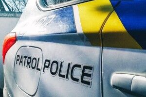 У Луцьку молодий водій з підробленими правами привернув увагу поліцейських, бо говорив по телефону