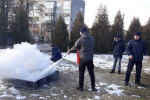 Луцьких «муніципалів» вчили відкручувати голову червоному півню (фото)