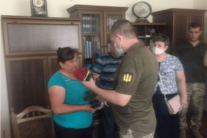 На Іваничівщині нагородили маму українського воїна
