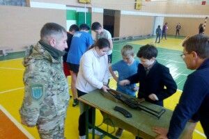Рожищенських школярів навчили поводитися зі зброєю
