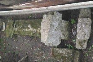 На Рівненщині церковники руйнують старовинний мур