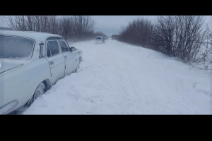  На Волині між двома селами у снігових заметах застрягли аж 14 автівок