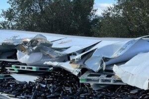 На дорогу із вантажівки висипалося 10 тисяч винних пляшок (Фото)