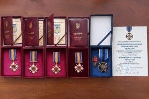 Ордени, омиті сльозами: на Волині вручили нагороди сім'ям п'яти полеглих Захисників