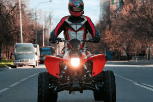 У Луцьку п'яний чоловік без прав ганяв на квадроциклі (Відео)