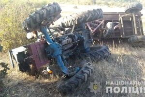Загинув у власному тракторі: 36-річний чоловік поїхав за дровами і перекинувся (Фото)
