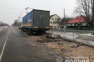 Зачепив легковик і влетів під фуру: 20-річний водій розбився разом із друзями (Відео)