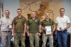 «Для мене велика честь отримати таку відзнаку від захисників України»: військові 14-ї ОМБр вручили волинським посадовцям відзнаки