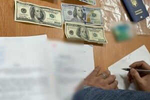 Чоловік пропонував волинському прикордоннику 500 доларів хабара, щоб виїхати з України  