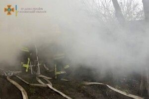 Значне задимлення: у Володимирі горів дах будівлі (Відео)