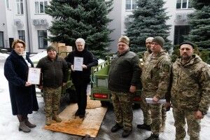 Порошенко передав техніку бійцям, які тримають оборону на Сумщині