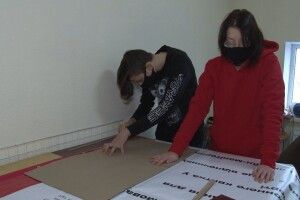 Політичну рекламу з банерів пускають на екоторби (Фото)