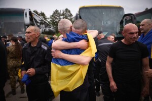 Сьогодні ще 303 українських захисники повернулися з полону (Відео)