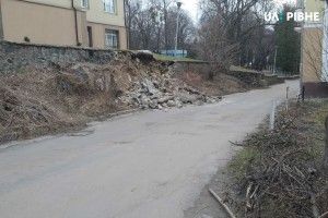 Обвалилася стіна, а відповідальних за ремонт – нема (ФОТО)