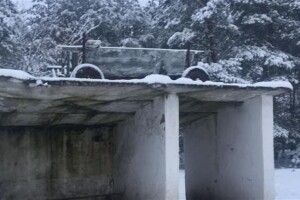 На Рівненщині молодь позатягувала вози та ворота на дах зупинки