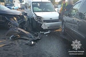 Розтрощені автівки: у Луцьку водій катафалка спричинив потрійне ДТП