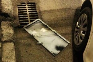 У Луцьку злапали дядька, який глупої ночі зрізав «болгаркою» дорожній знак, під яким його напередодні оштрафувала поліція (Фото, відео)