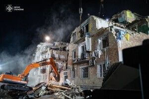 У Києві триває ліквідація наслідків російського обстрілу: станом на ранок загинуло 23 людей 