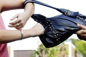 Серед білого дня в лучанки викрали сумку