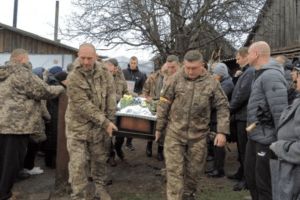 На Рівненщині живим коридором в останню дорогу провели 43-річного захисника (Фото)