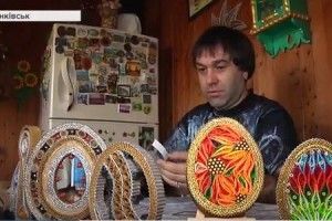 Створює оригінальні писанки із коробок з-під піци (Відео)