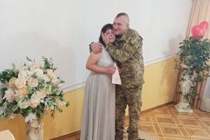 У Луцьку військовий після поранення побрався з коханою (Фото)