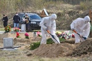 Був інсульт, а став COVID: волинянина поховали без відспівування та у мішку, а спецкостюми робочих вкинули до ями (Відео)