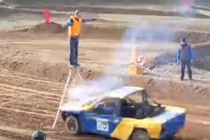 Під час перегонів «на виживання» автомобіль в'їхав у натовп (відео)