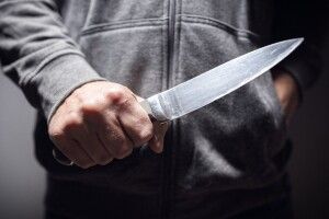 На Київщині військовослужбовець через образу перерізав горло 17-річній дівчині
