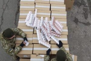 Волинянин віз з Білорусі цигарки ...під оселедцем (Фото, відео)