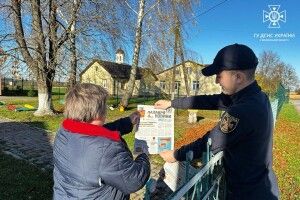 На Волині рятувальники поспілкувалися з мешканцями та нагадали їм правила пожежної безпеки (Фото) 
