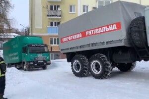 Вантажівку з обладнанням відомого рок-гурту зі снігового замету у Рівному витягували рятувальники (Відео)