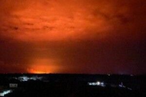 На Одещині дрони-камікадзе влучили у військовий об'єкт: унаслідок пожежі триває евакуація