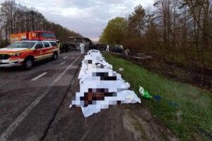 Рідним почали видавати тіла загиблих: подробиці розслідування масштабної ДТП на Рівненщині