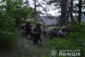 На Волині дві сотні поліцейських оточили закинуту спортивно-оздоровчу базу