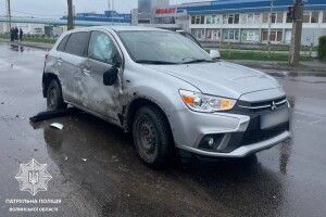 Авто відкинуло на зустрічну смугу: у Луцьку зіткнулися три автівки (Фото)