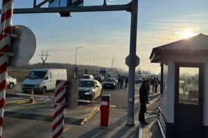 Українці масово ввозять автомобілі: на пунктах пропуску черги на кілька діб
