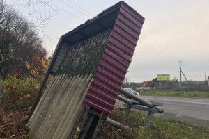 На Волині край дороги три тижні лежать конструкції п’яти зупинок (Відео)