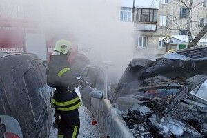 У місті на Волині рятувальники загасили пожежу в автомобілі (Фото, Відео)