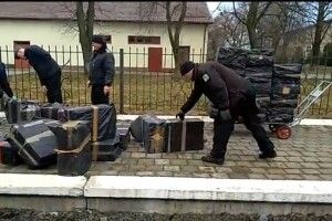 У вагоні транзитного поїзда контрабандисти заховали у будматеріалах сигарети на пів мільйона гривень (Відео)