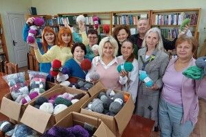 Волинянки сплели 403 пари шкарпеток для військових