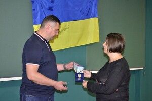 Краєзнавчому музею на Волині передали почесний нагрудний знак від Залужного