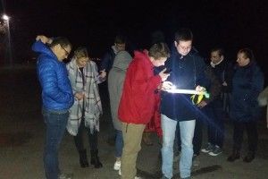 Що люди з ліхтарями і мапою роблять вночі?