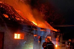 На Волині під час пожежі згоріли сонячні панелі на даху будівлі