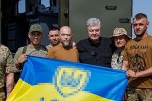 Порошенко передав FPV-дрони «Пегас» бійцям штурмового батальйону «Да Вінчі»