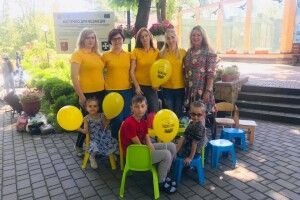 Луцький зоопарк кличе фотографуватися під велетенськими кульбабами та розважатися із Бджілкою Майєю