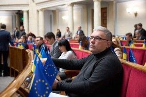 «Слуги» граються в більшовиків: проштовхують законопроєкт про вилучення землі і нерухомості без суду